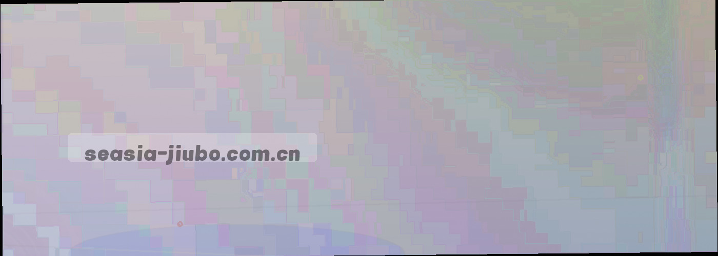 桌面一角俯拍，摊开的信纸旁放着一支笔和一枚编号牌，光线偏暗