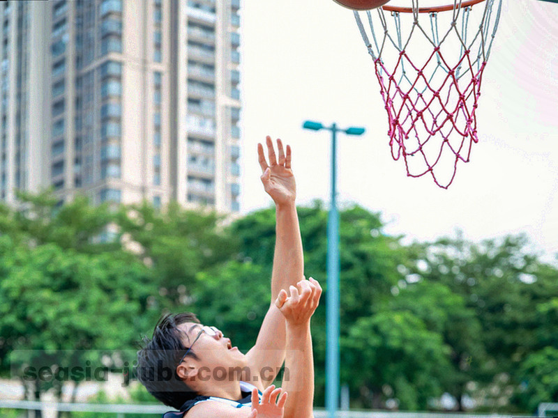 桌台编号铭牌微距特写，金属牌面反光，编号字迹清晰，背景为深绿绒面